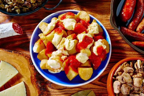 Tapas Patatas Bravas Kartoffelfrites mit Tomaten — Stockfoto