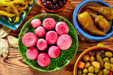 Tapas turşu zeytin Biber soğan patlıcan karıştırın.