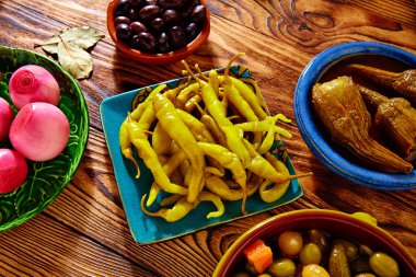 Tapas turşu zeytin Biber soğan patlıcan karıştırın.