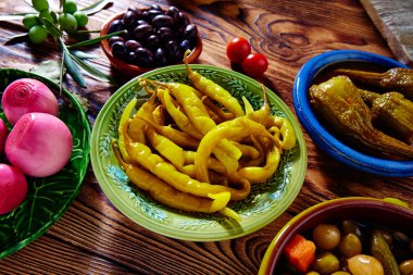 Tapas turşu zeytin Biber soğan patlıcan karıştırın.
