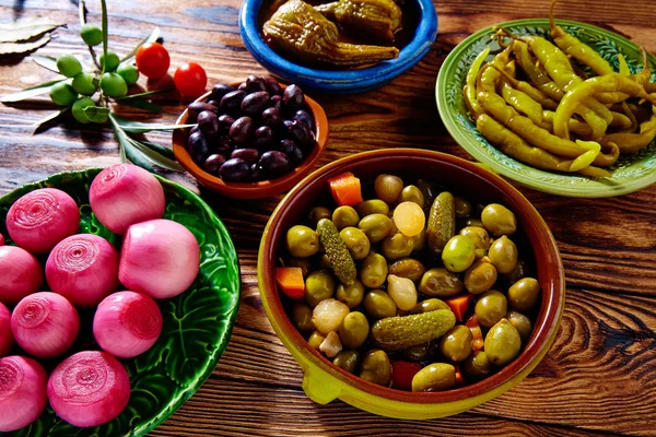 Tapas turşu zeytin Biber soğan patlıcan karıştırın. — Stok fotoğraf