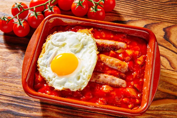 Tapas pisto con tomate ratatouille salsiccia uovo — Foto Stock