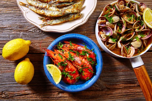 Španělský seafood tapas škeble ančovičky krevety — Stock fotografie