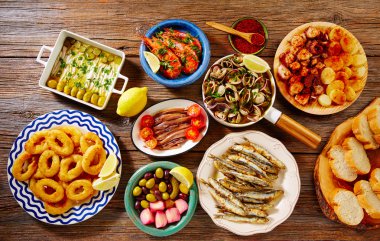 Tapas deniz ürünleri istiridye karides kalamar hamsi