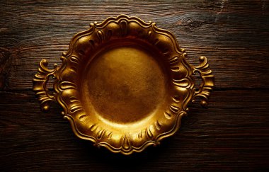 Vintage altın tepsi yaşında kahverengi ahşap üzerine yuvarlak