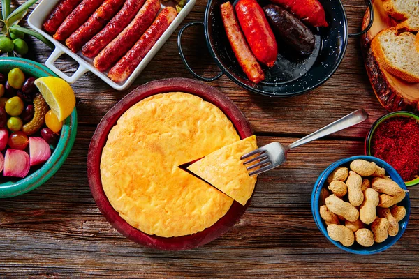 Tapas wymieszać ziemniaki hiszpański omlet kiełbasy — Zdjęcie stockowe