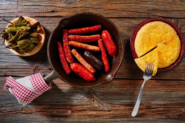 餐前小吃西班牙土豆煎蛋饼和香肠 — 图库照片