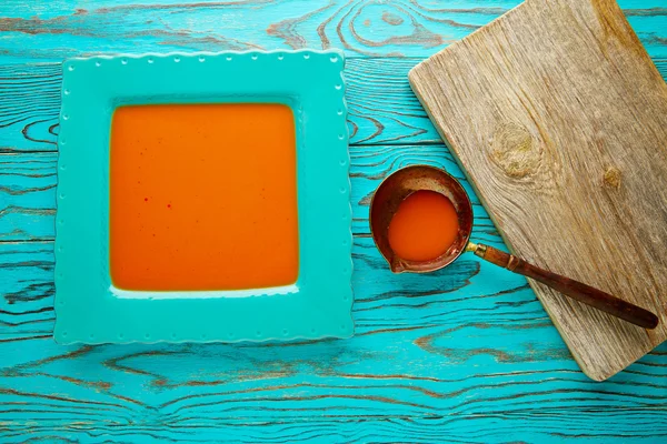 Tomatensauce auf quadratischem türkisfarbenem Teller — Stockfoto