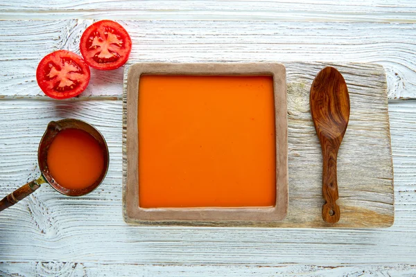 Kare yemek ve beyaz tahta üzerinde domates sosu — Stok fotoğraf