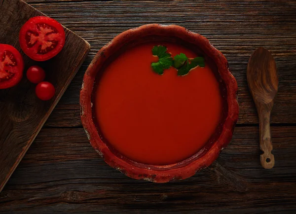 Tomatensauce auf Tonschüssel und dunklem Holz — Stockfoto