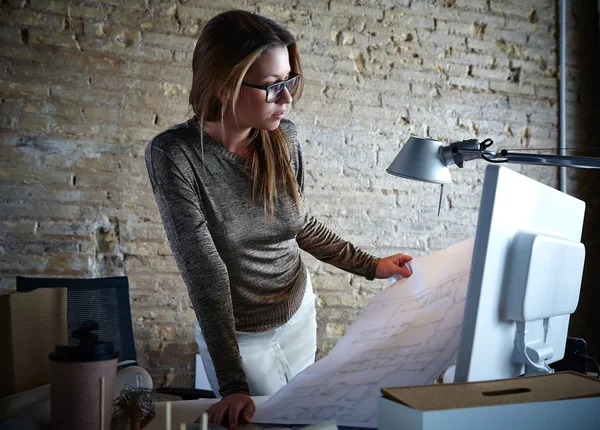 Архітектор інженер жінка працює план в офісі — стокове фото