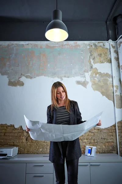 Arkitekten kvinna arbetsplanen anläggning på kontor — Stockfoto