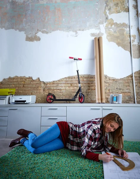Ödev halı üzerinde öğrenci kadın mimar — Stok fotoğraf