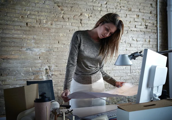 Architekt, inženýr žena pracovní plán v kanceláři — Stock fotografie