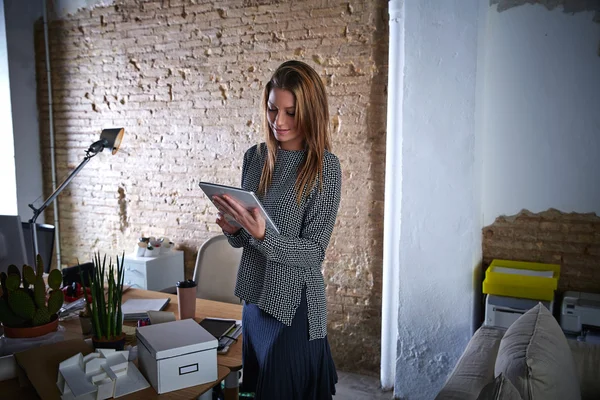 Zakenvrouw houden van tablet pc op kantoor — Stockfoto