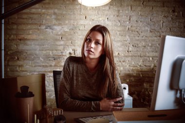 İşkadını kapalı ofis oturma portre