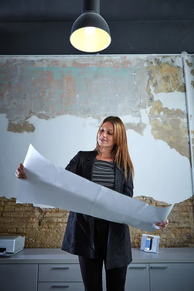 Architect vrouw bedrijf werkprogramma op kantoor — Stockfoto