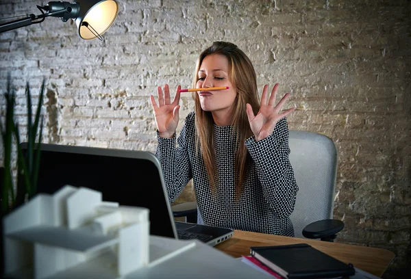 Смішна бізнес-леді розмовляє олівцем вуса — стокове фото