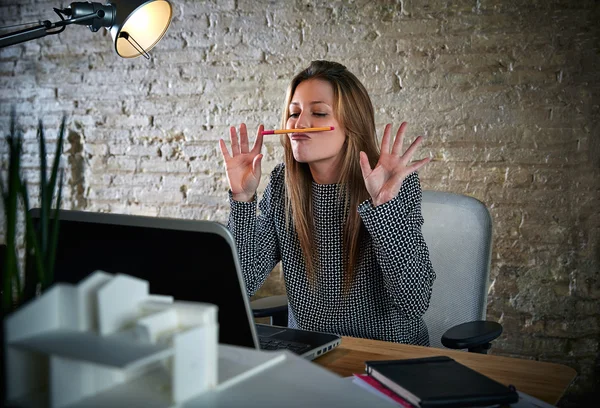 Divertido mujer de negocios chat lápiz bigote —  Fotos de Stock