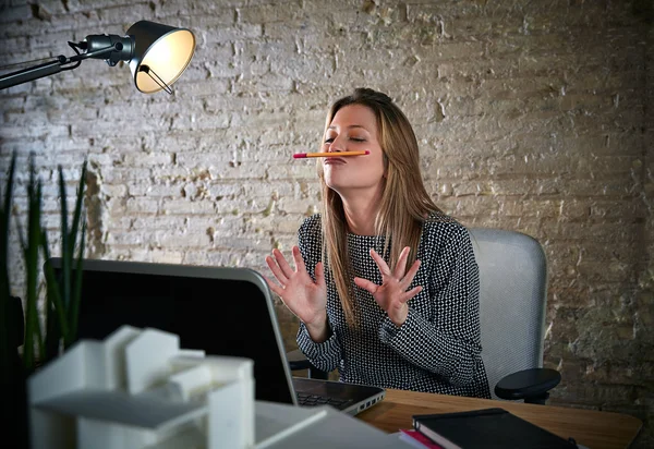 Смішна бізнес-леді розмовляє олівцем вуса — стокове фото