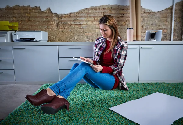 Università studente donna tablet compiti a casa seduta — Foto Stock