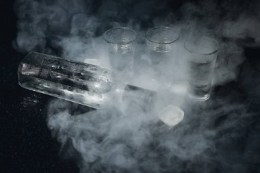 Siyah arka planda shot bardaklı soğuk votka. Üst Manzara. Gıda arkaplanı