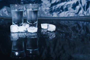 Votka. Shot, buzlu votka bardakları. Esmer arka plan. Boşluğu Kopyala Seçici odak