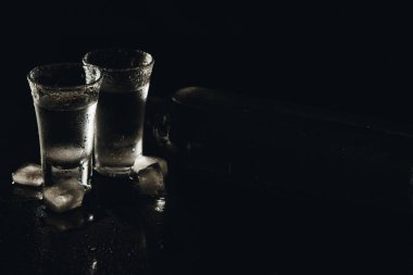 Siyah masada buzlu votka shot 'ları, boşluğu kopyala