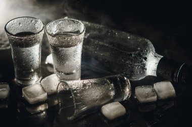 Votka. Shot, buzlu votka bardakları. Esmer arka plan. Boşluğu Kopyala Seçici odak