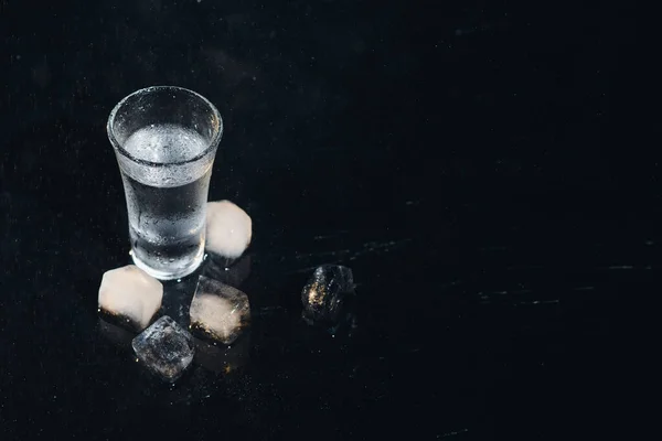 Siyah Arka Planda Shot Bardaklarında Votka Sisli Bardakta Buzlu Sert — Stok fotoğraf