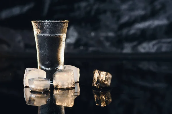 Βότκα Σφηνάκια Ποτήρια Βότκα Πάγο Σκούρο Φόντο Αντιγραφή Χώρου Επιλεκτική — Φωτογραφία Αρχείου