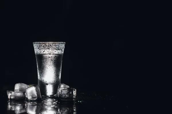 Vodka Panáky Sklenice Vodkou Ledem Tmavé Pozadí Kopírovat Mezeru Selektivní — Stock fotografie