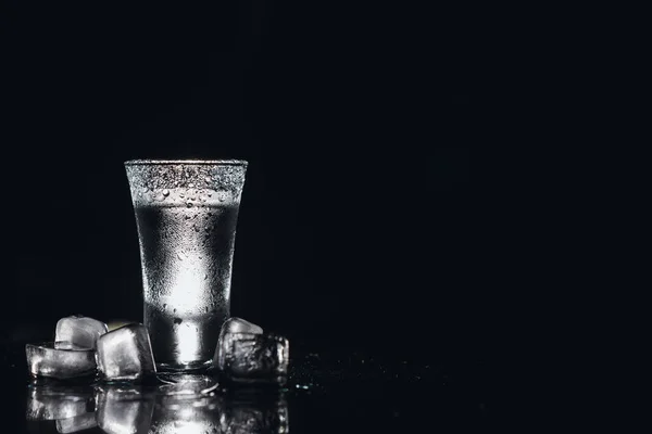 Vodka Skott Glas Med Vodka Med Mörk Bakgrund Kopiera Utrymme — Stockfoto