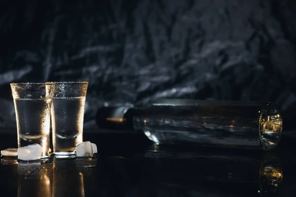 Wodka Schoten Glazen Met Wodka Met Ijs Donkere Achtergrond Kopieer — Stockfoto