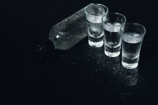 Vodka Skott Glas Med Vodka Med Mörk Bakgrund Kopiera Utrymme — Stockfoto