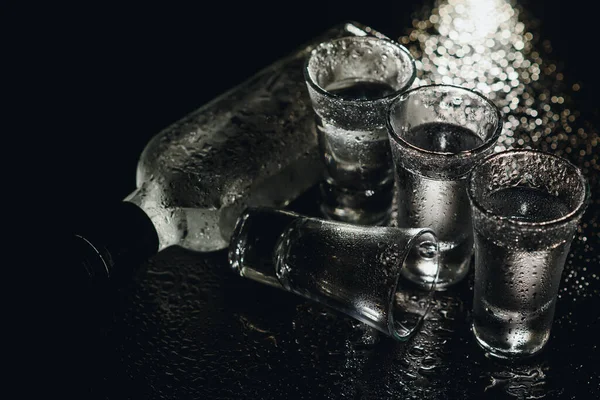 Vodka Dans Des Verres Tir Sur Fond Noir Boisson Forte — Photo