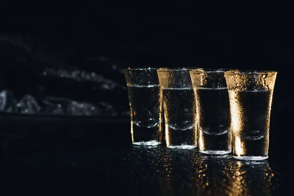 Vodka Shotglasögon Mörk Bakgrund — Stockfoto