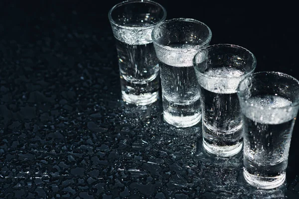 Vodka Shotglasögon Mörk Bakgrund — Stockfoto