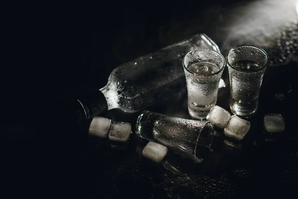 Närbild Flaska Vodka Med Glasögon Står Svart — Stockfoto