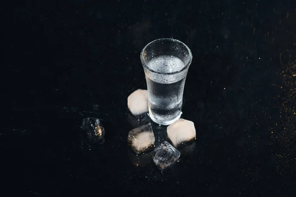 Siyah Masada Buzlu Votka Shot Boşluğu Kopyala — Stok fotoğraf