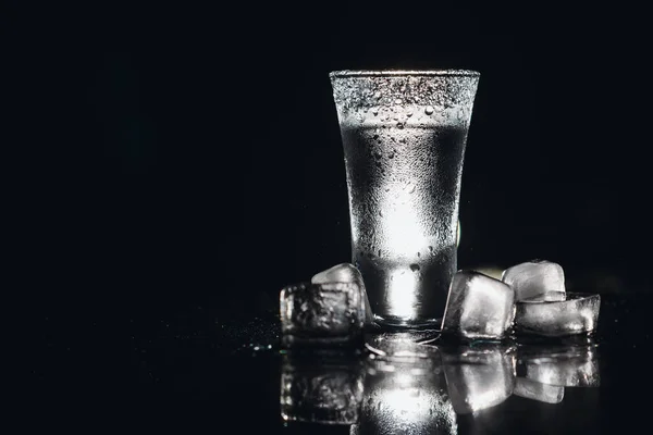 Vodka Brýlích Černém Pozadí Ledově Silný Nápoj Mlžném Skle — Stock fotografie