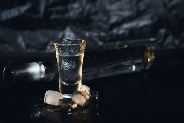 Vodka Shotglasögon Svart Bakgrund Iskall Stark Dryck Mistat Glas — Stockfoto