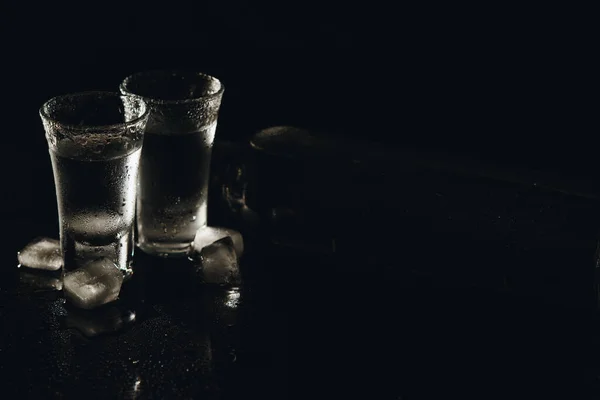 Vodka Skott Med Svart Bord Kopiera Utrymme — Stockfoto