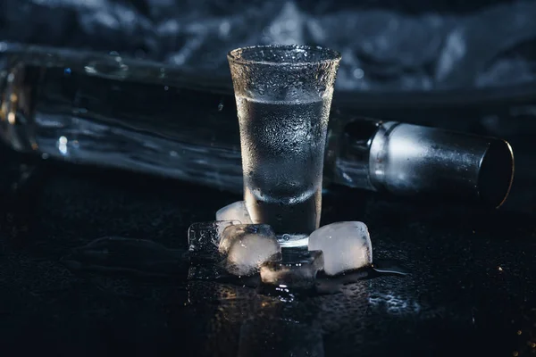 Närbild Flaska Vodka Med Glasögon Står Svart — Stockfoto