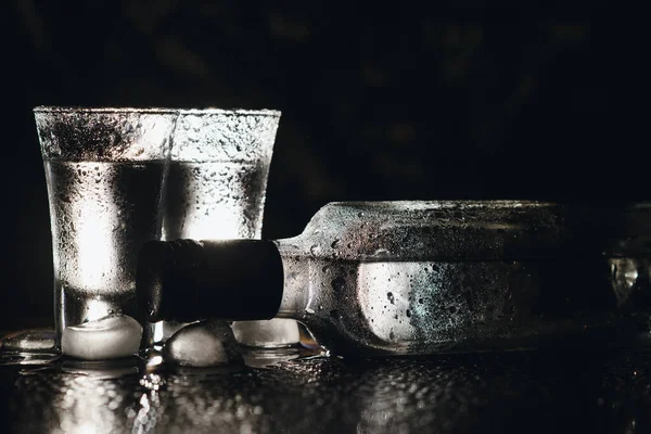 Vue Rapprochée Bouteille Vodka Avec Des Lunettes Debout Sur Glace — Photo