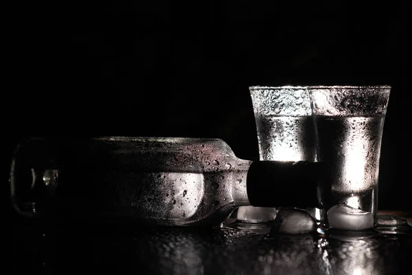 Vodka Skott Glas Med Vodka Med Mörk Bakgrund Kopiera Utrymme — Stockfoto