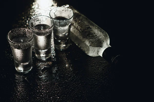 Kall Vodka Glas Svart Bakgrund Högst Upp Livsmedelsbakgrund — Stockfoto