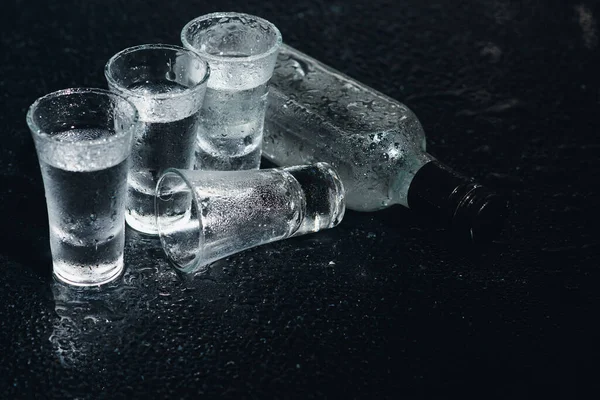 Närbild Flaska Vodka Med Glasögon Står Svart — Stockfoto