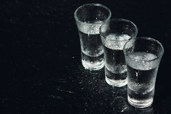 Vodka Skott Glas Med Vodka Med Mörk Bakgrund Kopiera Utrymme — Stockfoto