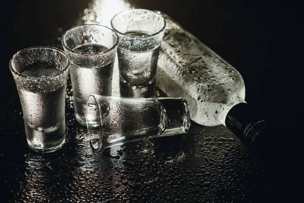 Närbild Flaska Och Glas Vodka Stående Isolerad Svart — Stockfoto